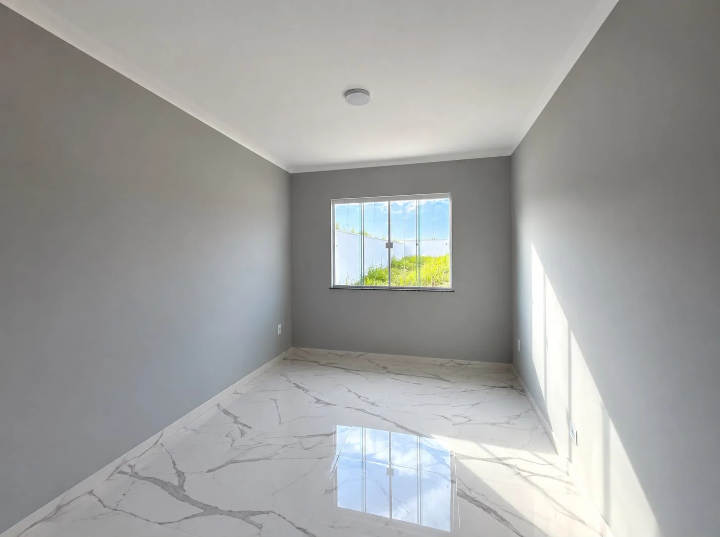 CASA COM ACABAMENTO DE ALTO PADRÃO - R$ 280.000