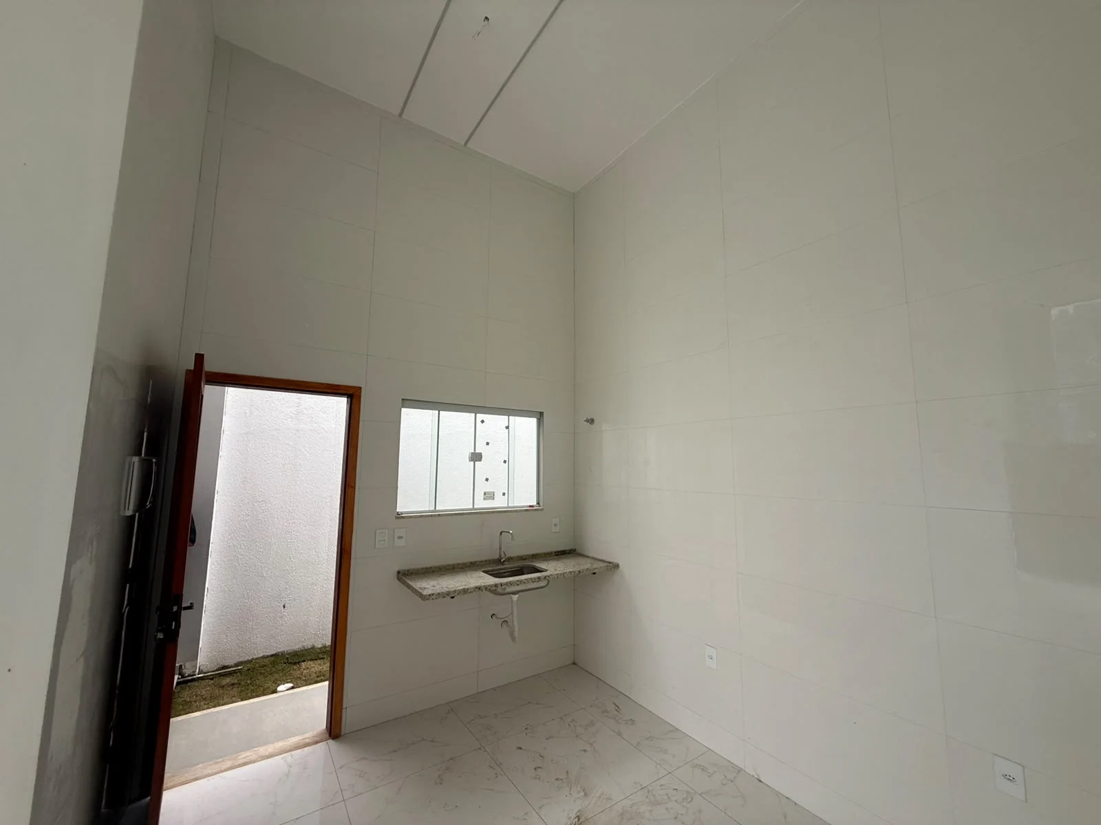 CASA COM ACABAMENTO DE PRIMEIRA - R$ 400.000