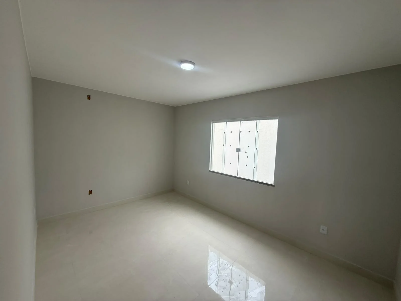 CASA COM ACABAMENTO DE PRIMEIRA - R$ 400.000
