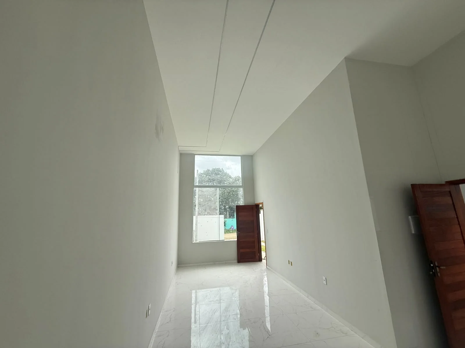 CASA COM ACABAMENTO DE PRIMEIRA - R$ 400.000