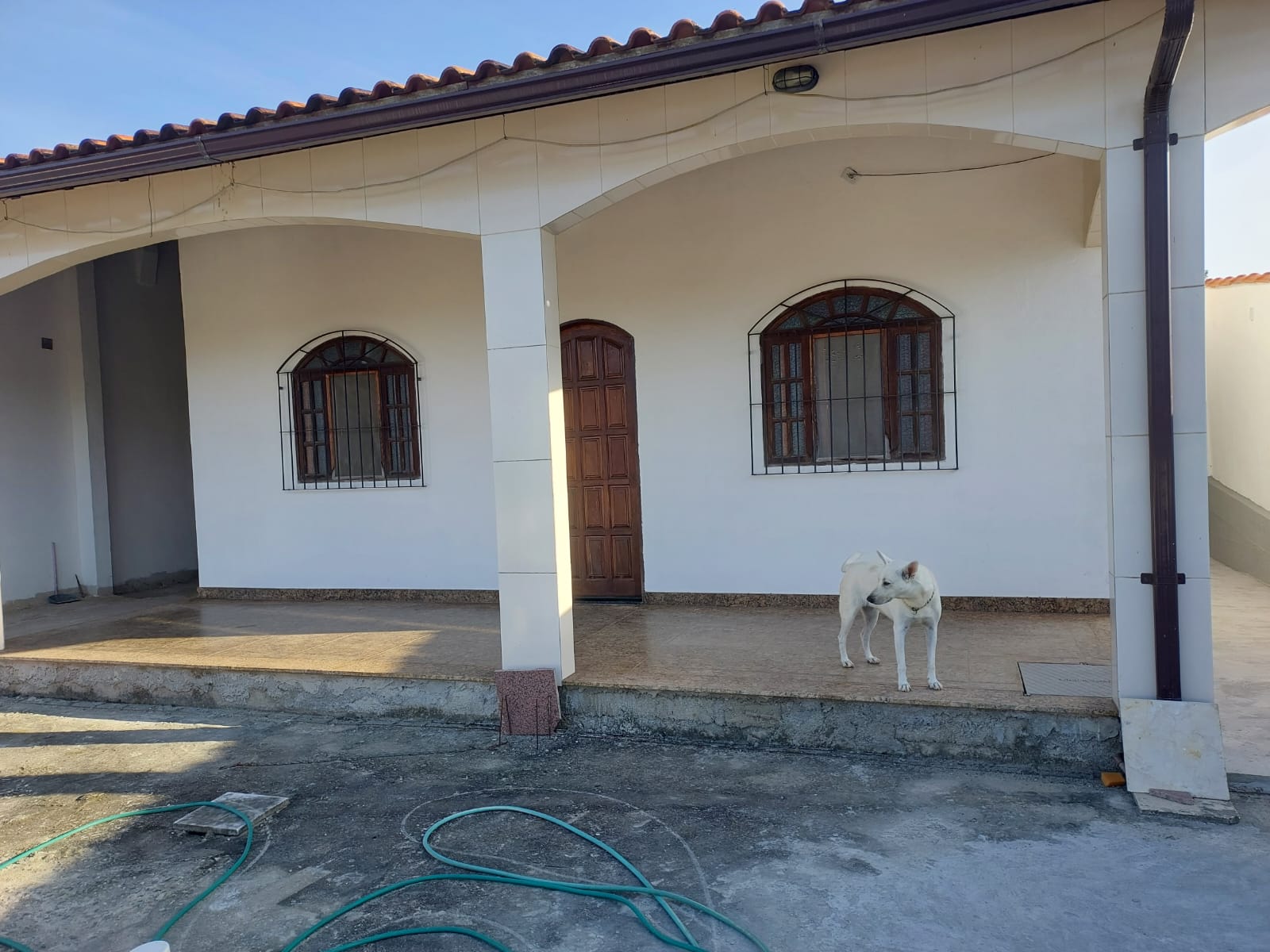 Casa 3 quartos sendo 1 suíte,ampla sala,cozinha , banheiro social, 1 lavabo externo, quarto de guardados,  energia solar.  Terreno com 360m quadrados.