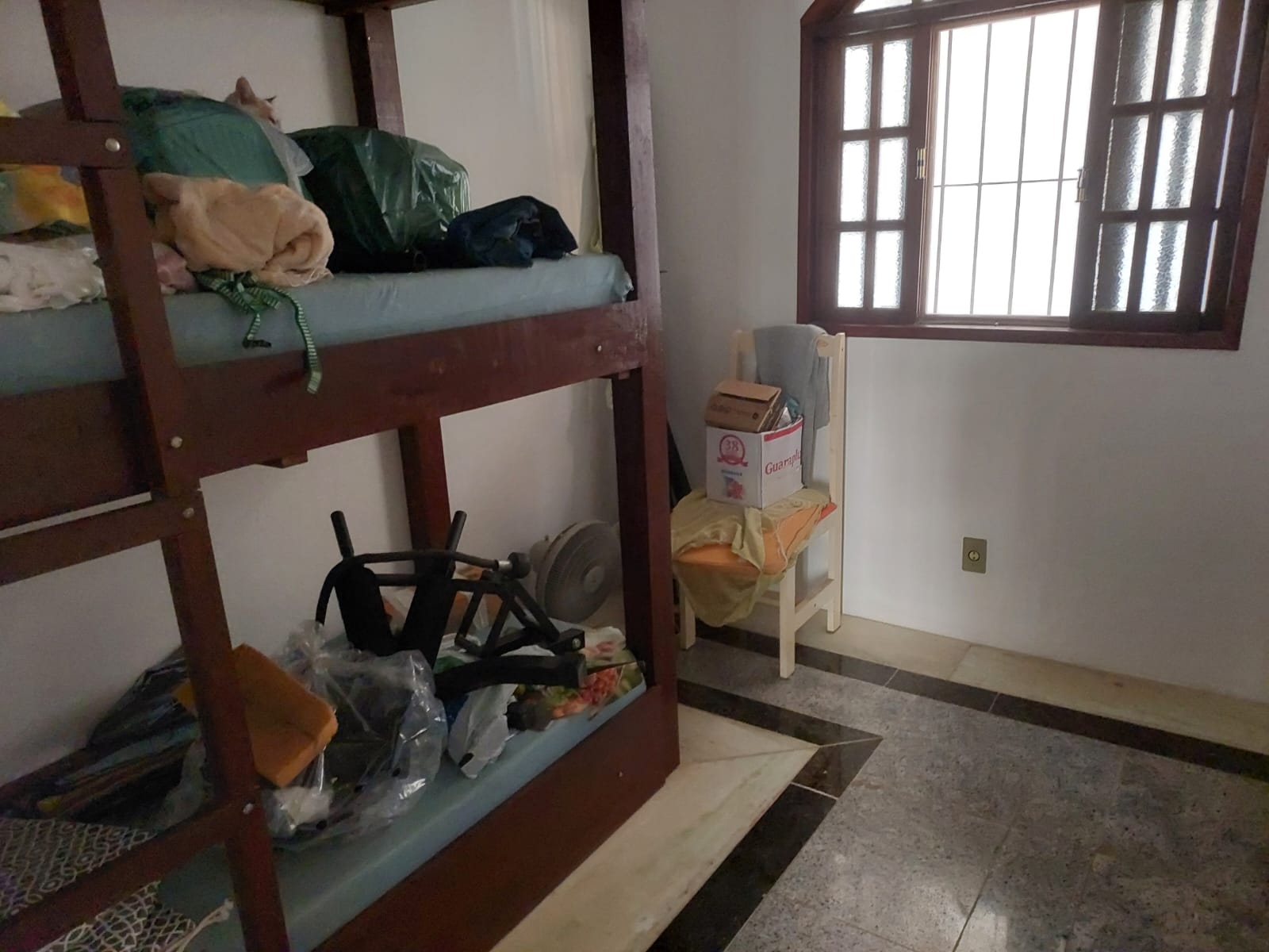 Casa 3 quartos sendo 1 suíte,ampla sala,cozinha , banheiro social, 1 lavabo externo, quarto de guardados,  energia solar.  Terreno com 360m quadrados.