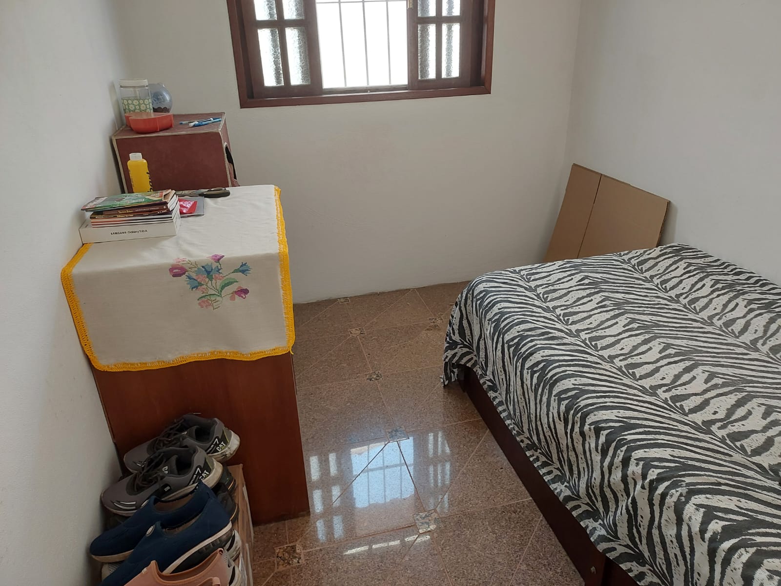 Casa 3 quartos sendo 1 suíte,ampla sala,cozinha , banheiro social, 1 lavabo externo, quarto de guardados,  energia solar.  Terreno com 360m quadrados.
