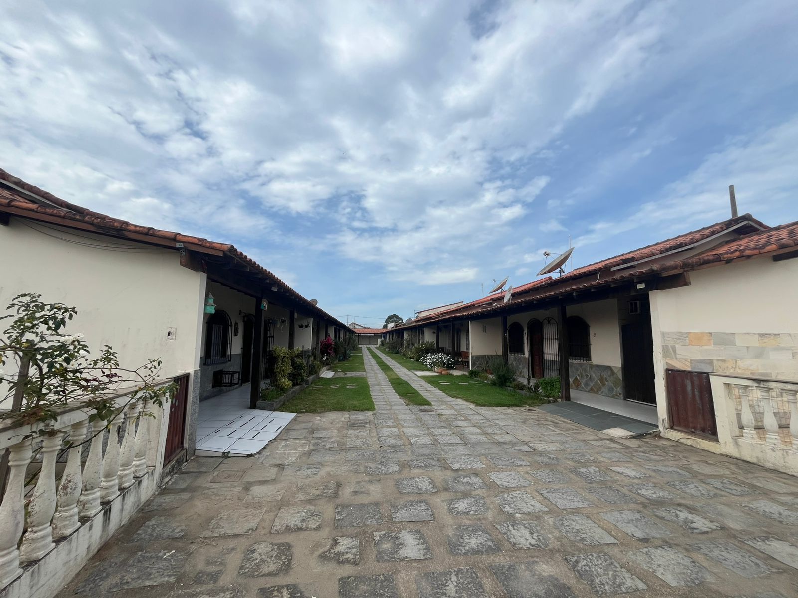 CASA EM CONDOMÍNIO PERTO DA PRAIA DOS UBÁS