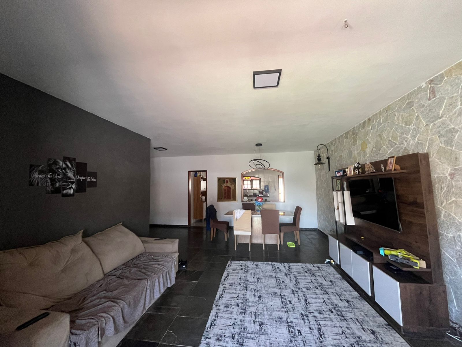 CASA COM 4 QUARTOS E PISCINAS NOS UBÁS R$ 420.000