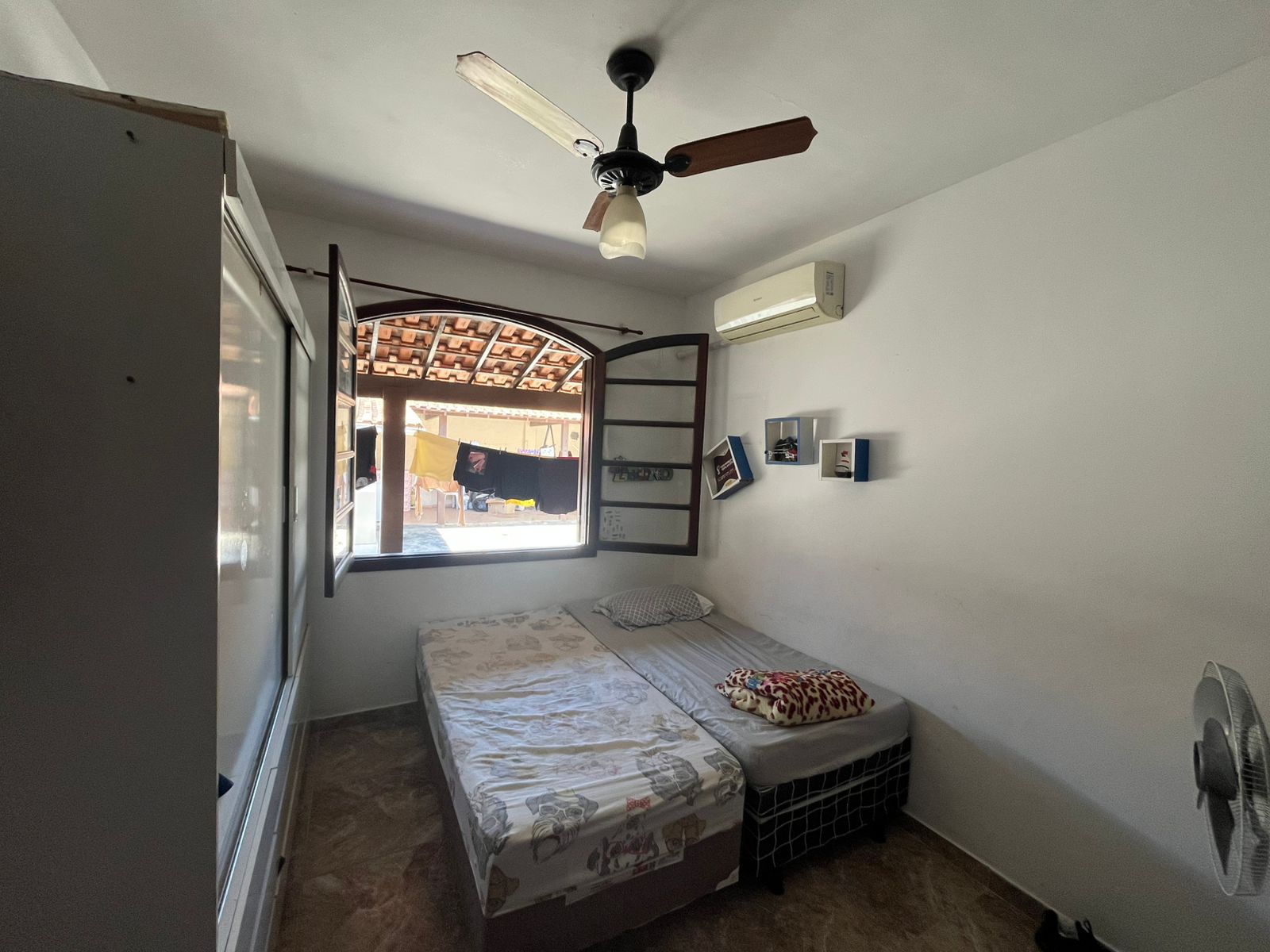 CASA COM 4 QUARTOS E PISCINAS NOS UBÁS R$ 420.000