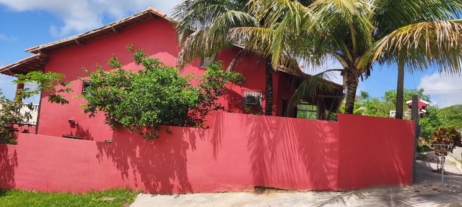 EXCELENTE IMÓVEL COM DUAS CASAS, PISCINA E ÁREA GOURMET