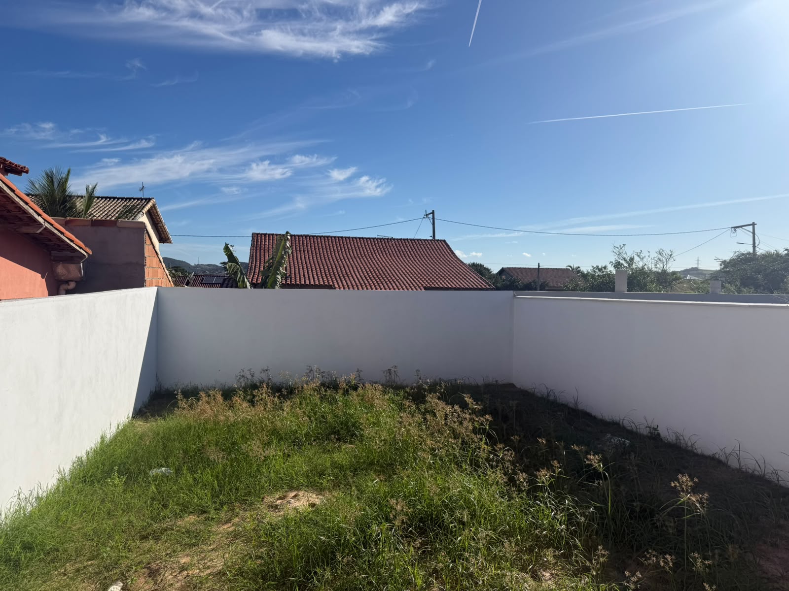 CASA MODERNA COM ACABAMENTO DE ALTO PADRÃO E 225M² DE TERRENO – R$ 380.000