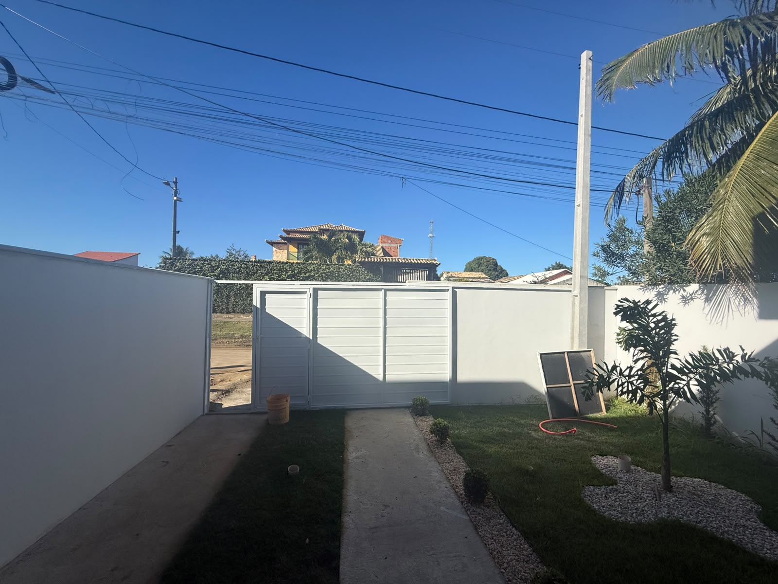 CASA MODERNA COM ACABAMENTO DE ALTO PADRÃO E 225M² DE TERRENO – R$ 380.000