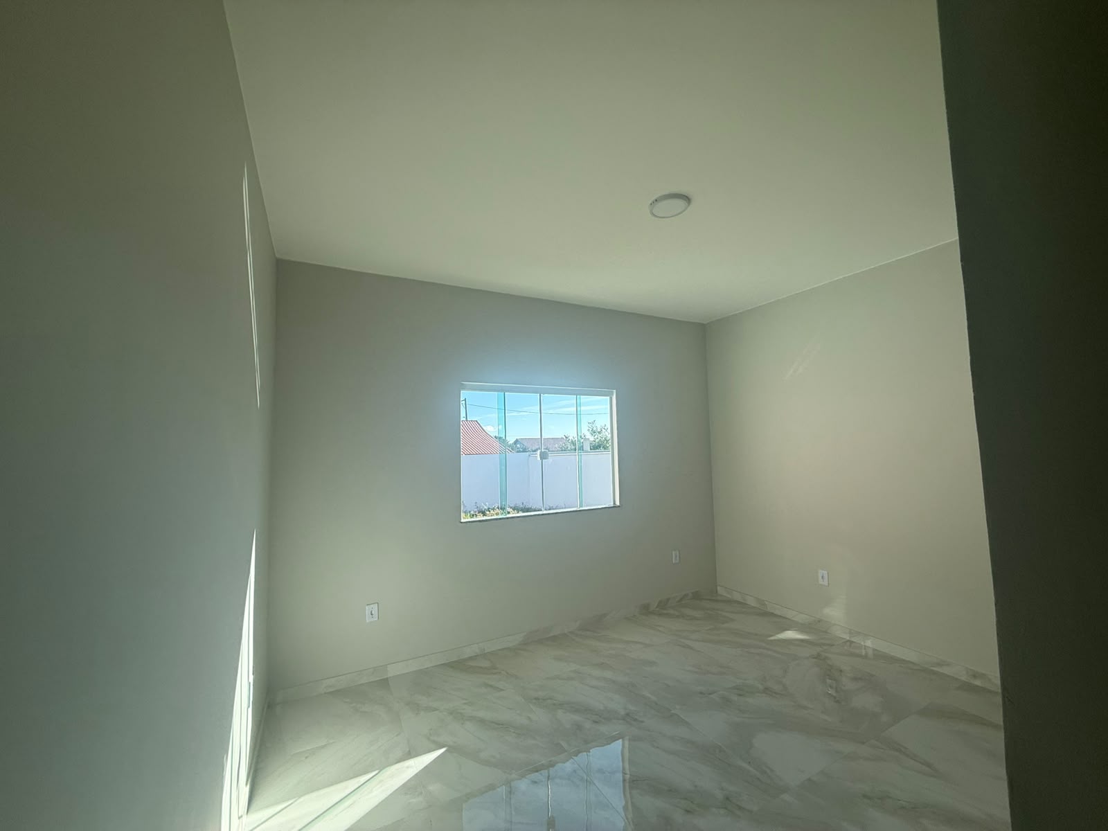 CASA MODERNA COM ACABAMENTO DE ALTO PADRÃO E 225M² DE TERRENO – R$ 380.000