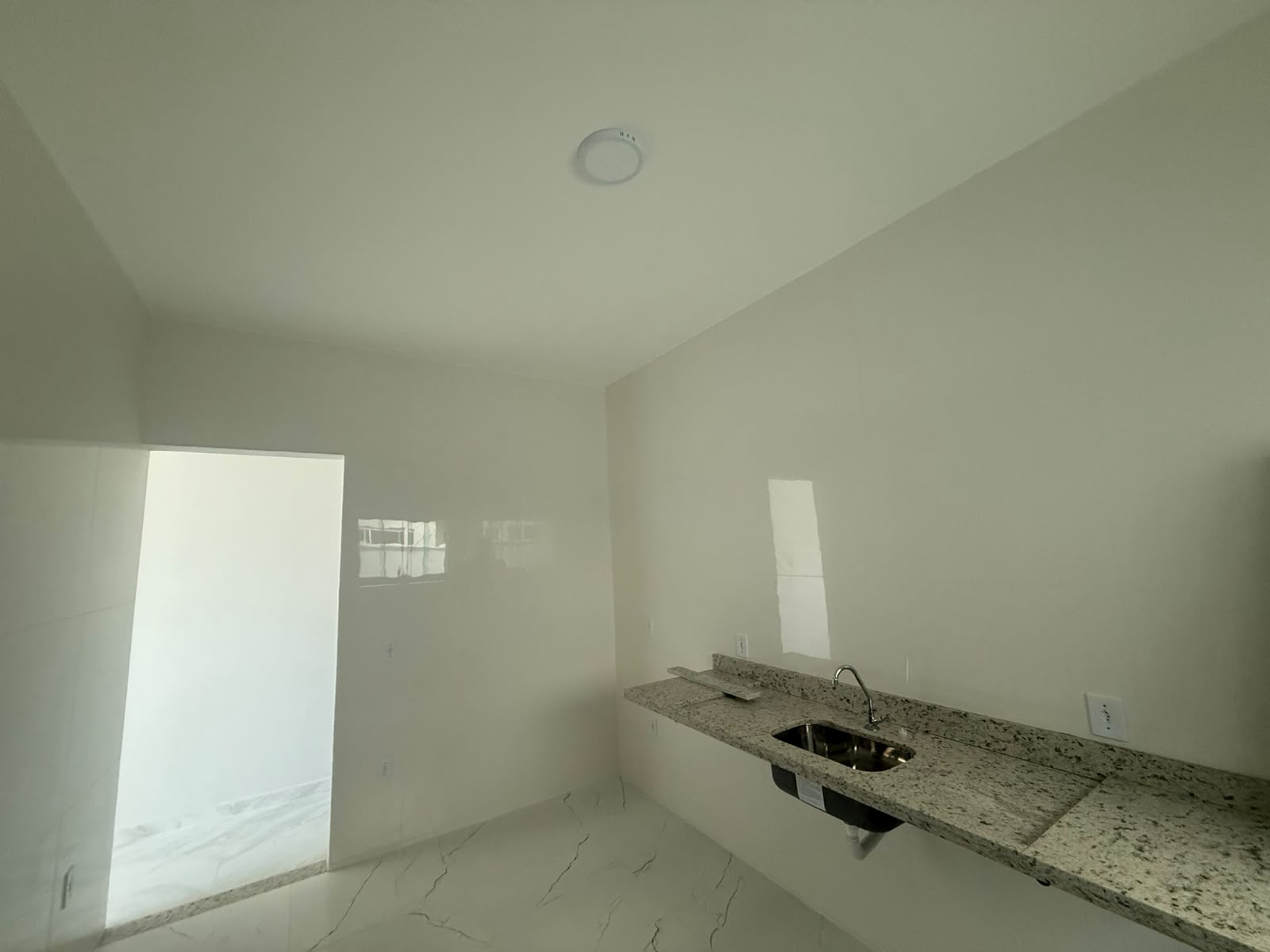 CASA MODERNA COM ACABAMENTO DE ALTO PADRÃO E 225M² DE TERRENO – R$ 380.000