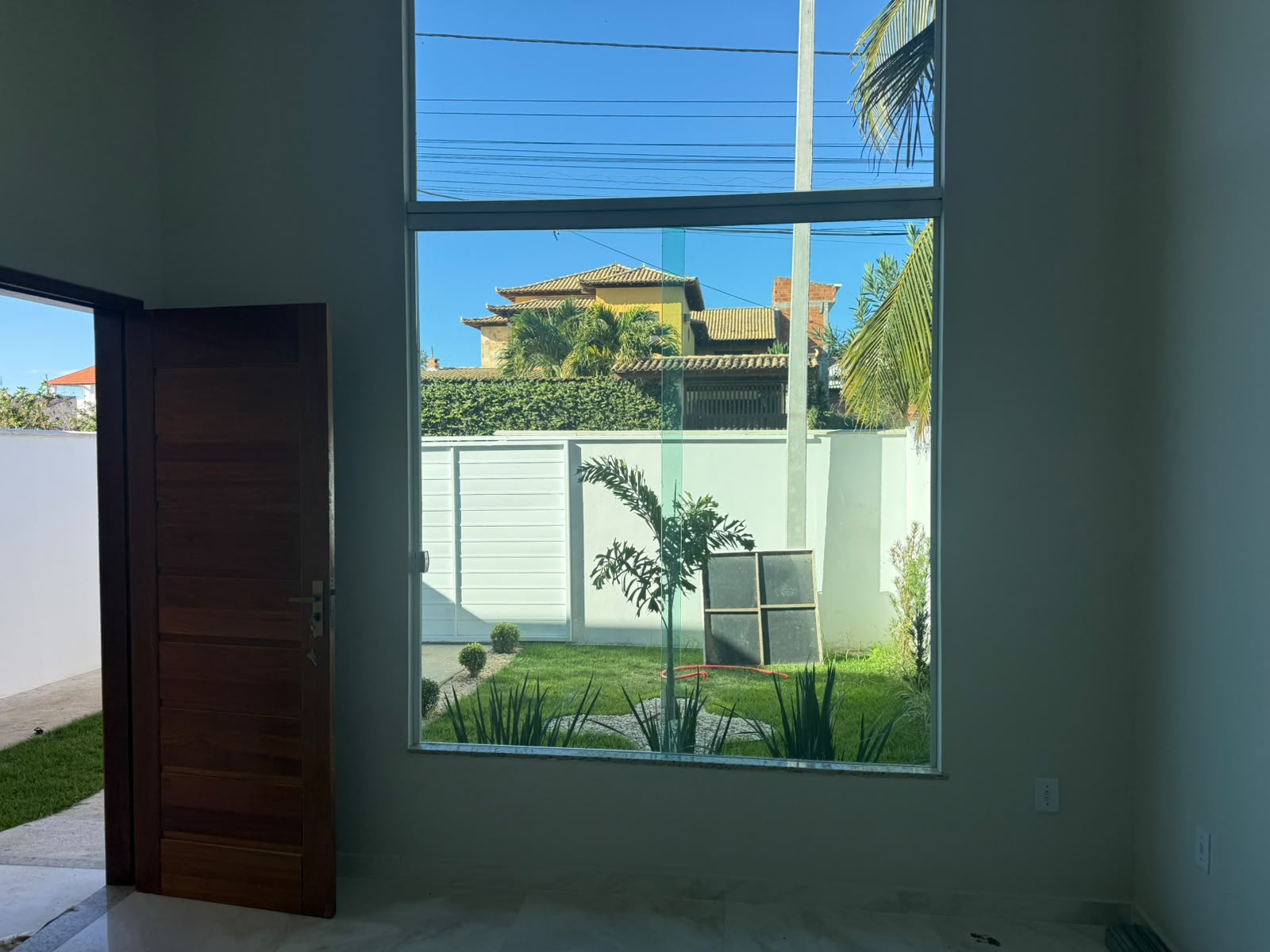 CASA MODERNA COM ACABAMENTO DE ALTO PADRÃO E 225M² DE TERRENO – R$ 380.000