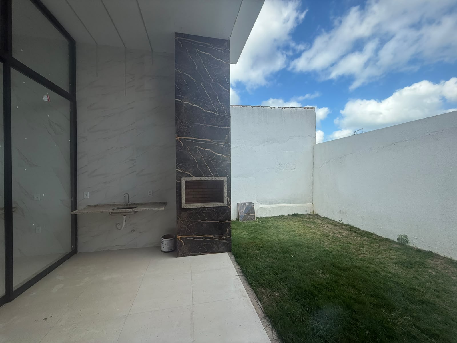 CASA MODERNA EM IGUABA GRANDE COM ÁREA GOUMERT Á 100m DA PRAIA