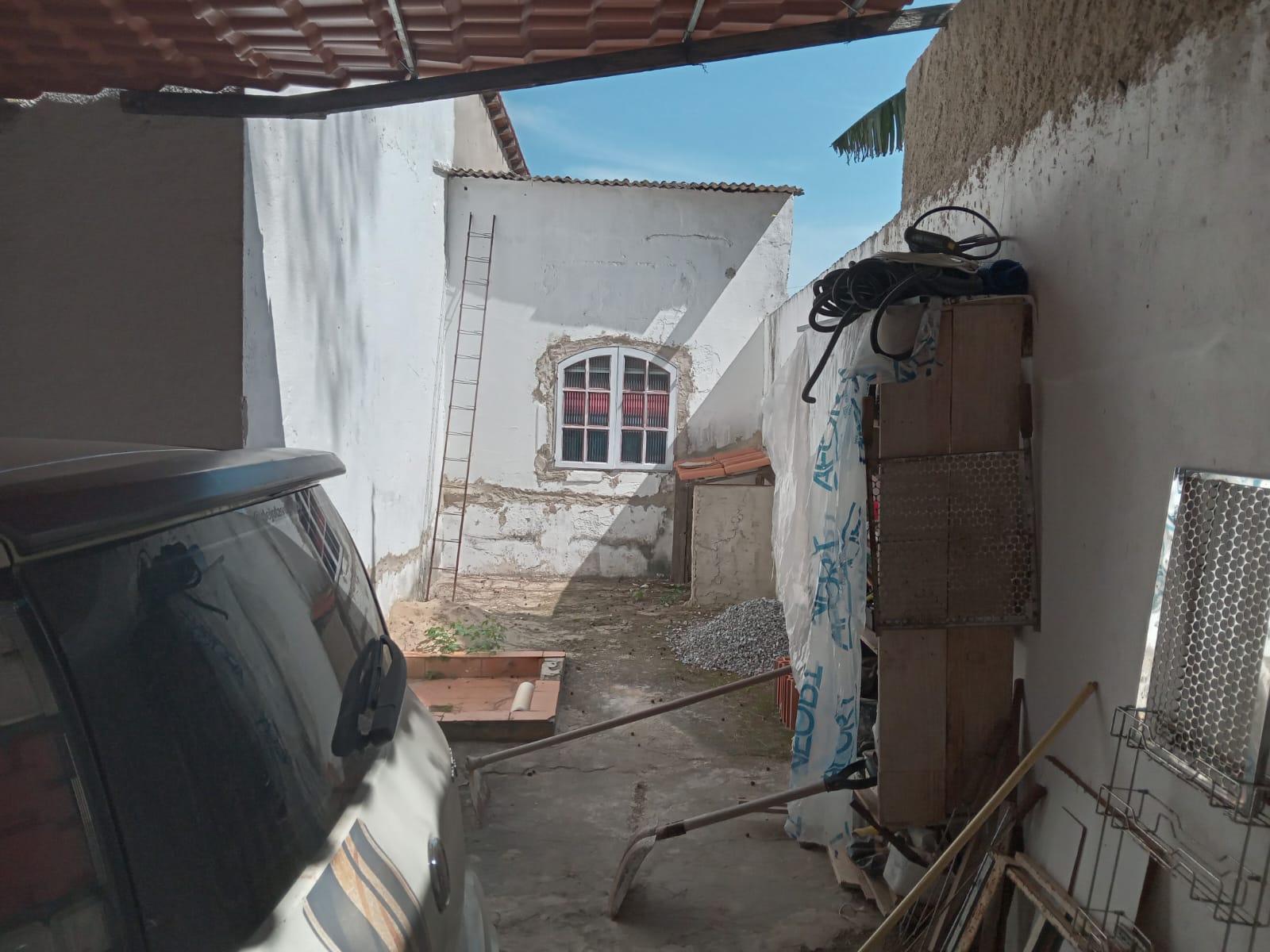 CASA COM PISCINA PRÓXIMO DA ILHA DOS DINOSSAUROS