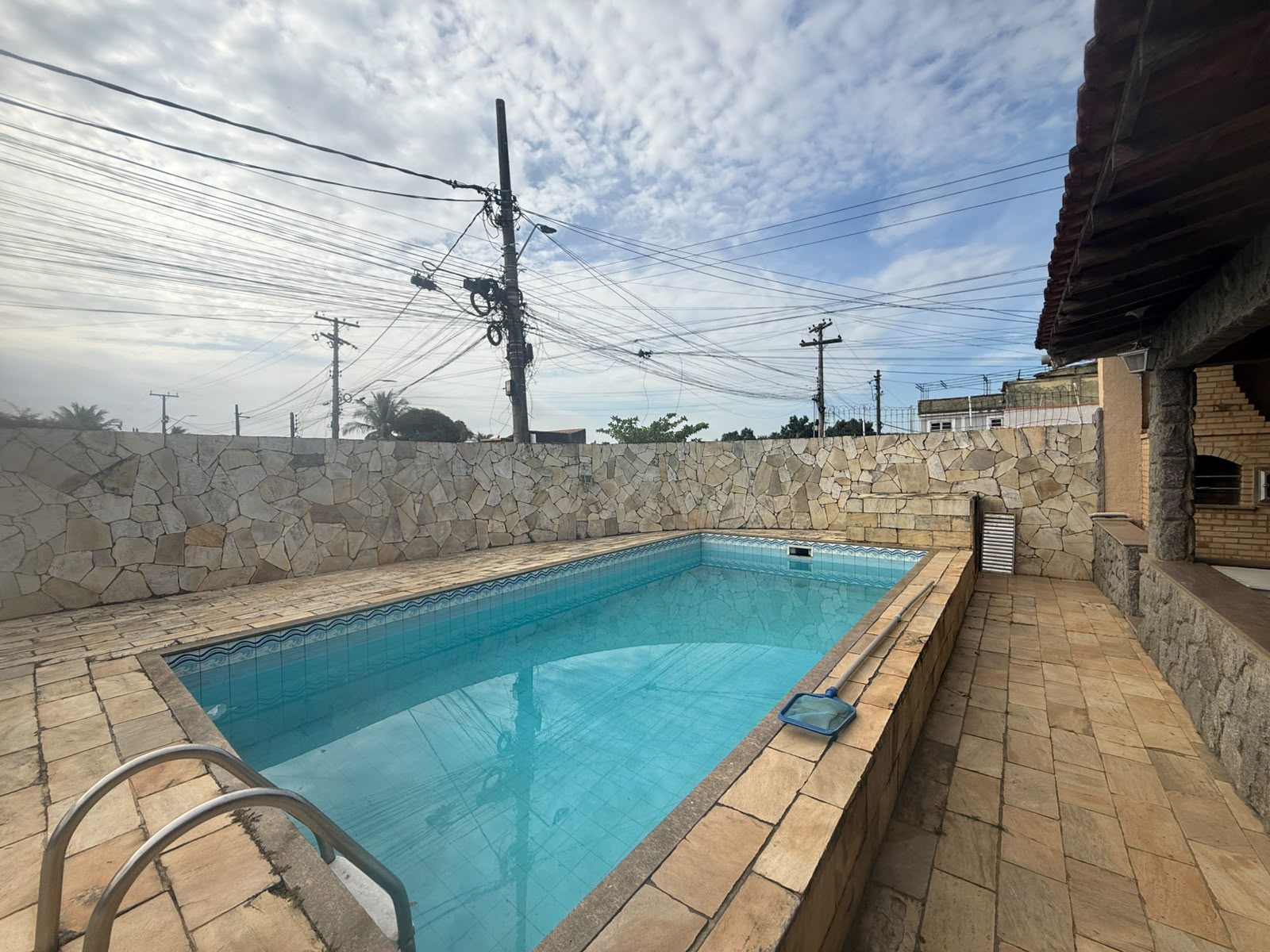 EXCELENTE CASA COM 4 QUARTOS, PISCINA E EDÍCULA ATRÁS - CIDADE NOVA