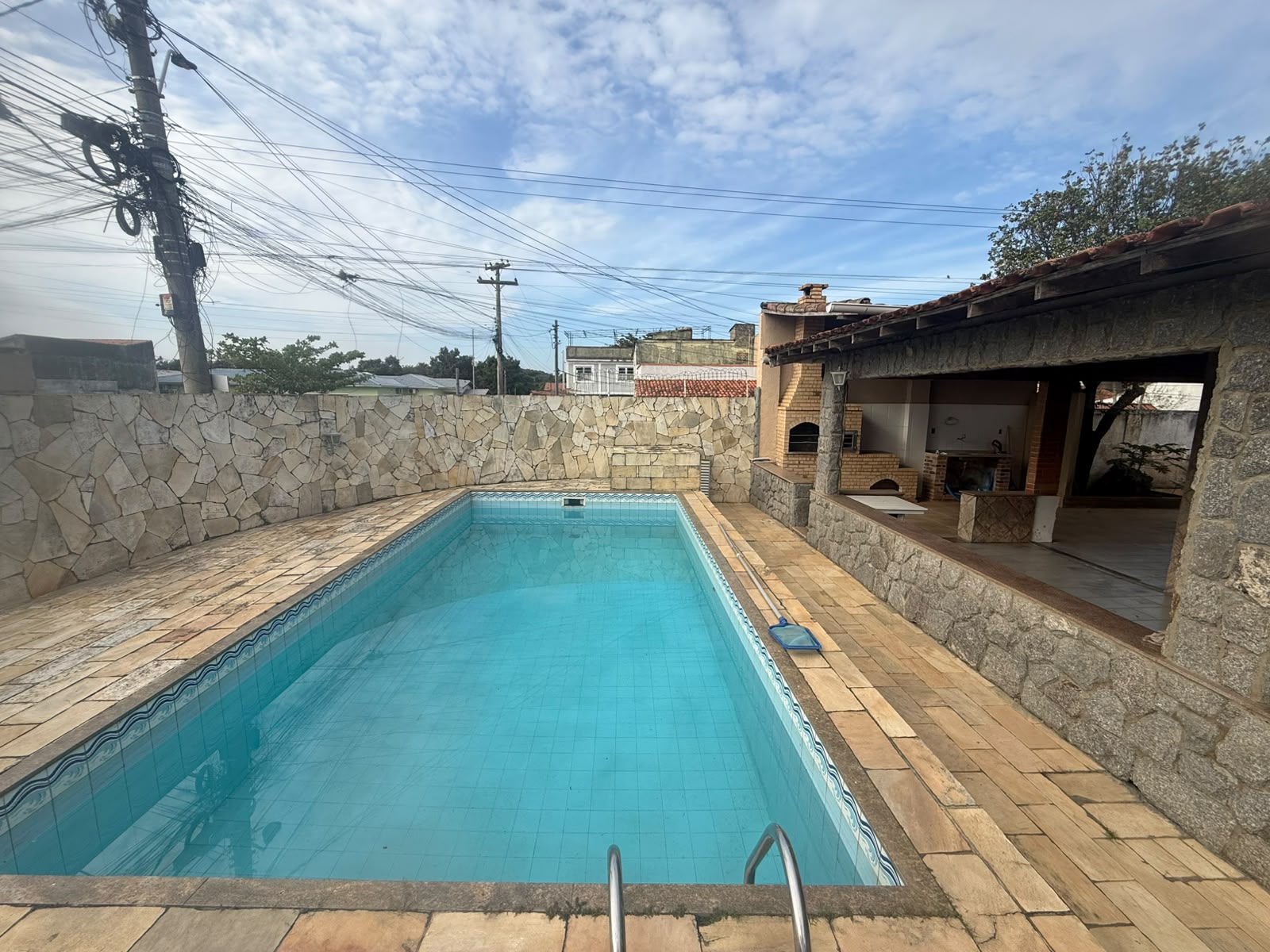 EXCELENTE CASA COM 4 QUARTOS, PISCINA E EDÍCULA ATRÁS - CIDADE NOVA