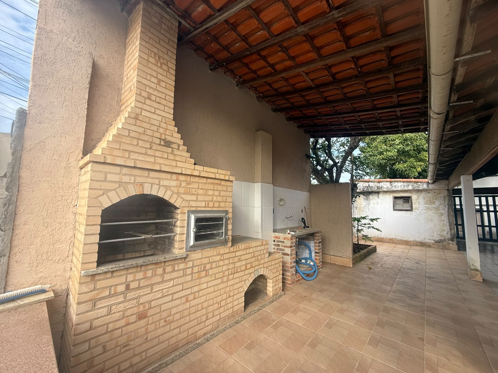 EXCELENTE CASA COM 4 QUARTOS, PISCINA E EDÍCULA ATRÁS - CIDADE NOVA