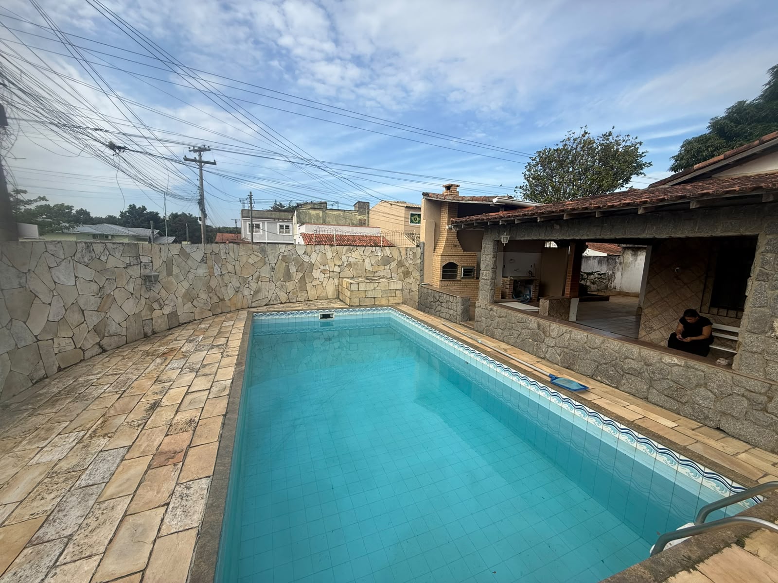 EXCELENTE CASA COM 4 QUARTOS, PISCINA E EDÍCULA ATRÁS - CIDADE NOVA