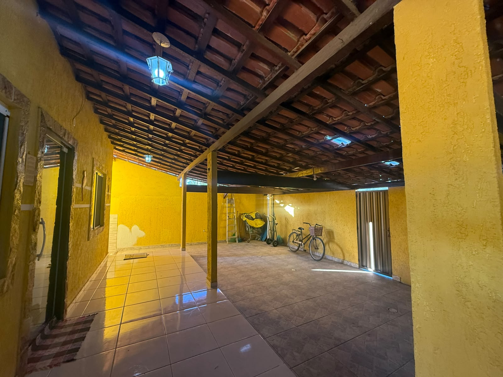 CASA À VENDA COM PISCINA POR R$ 400.000