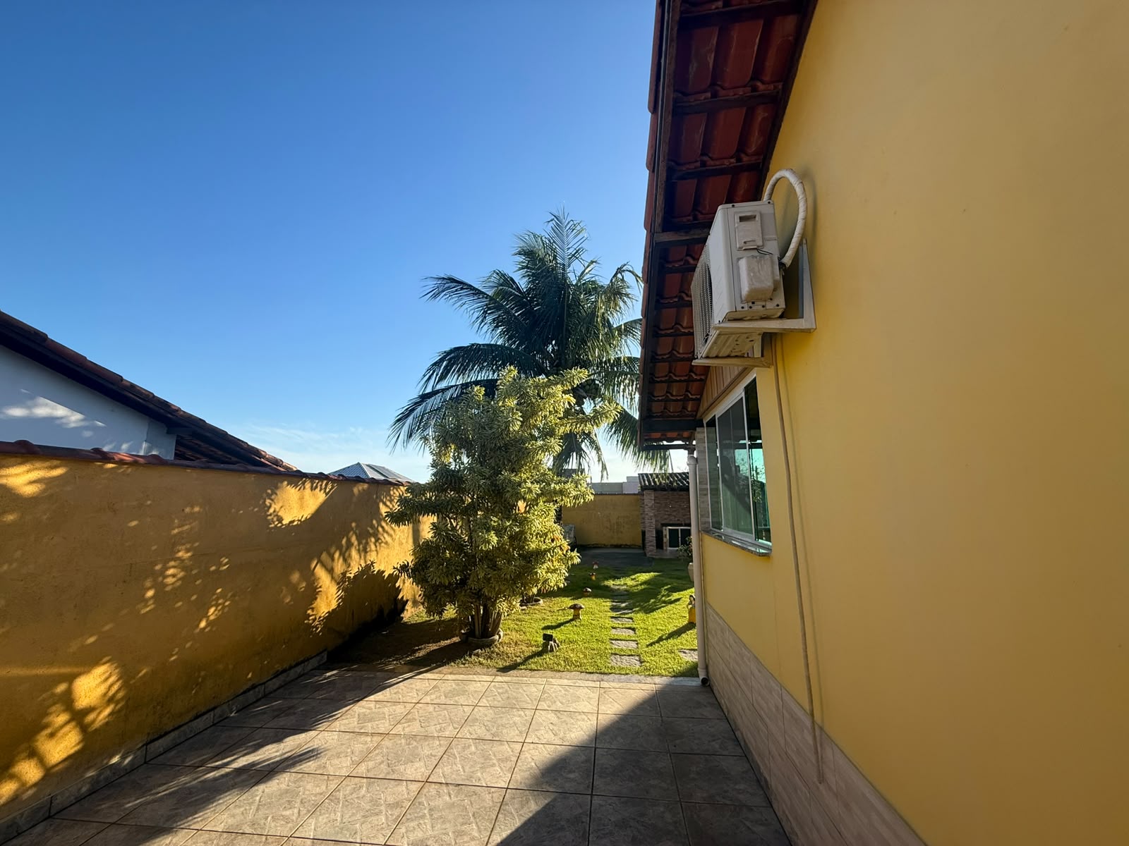 CASA À VENDA COM PISCINA POR R$ 400.000