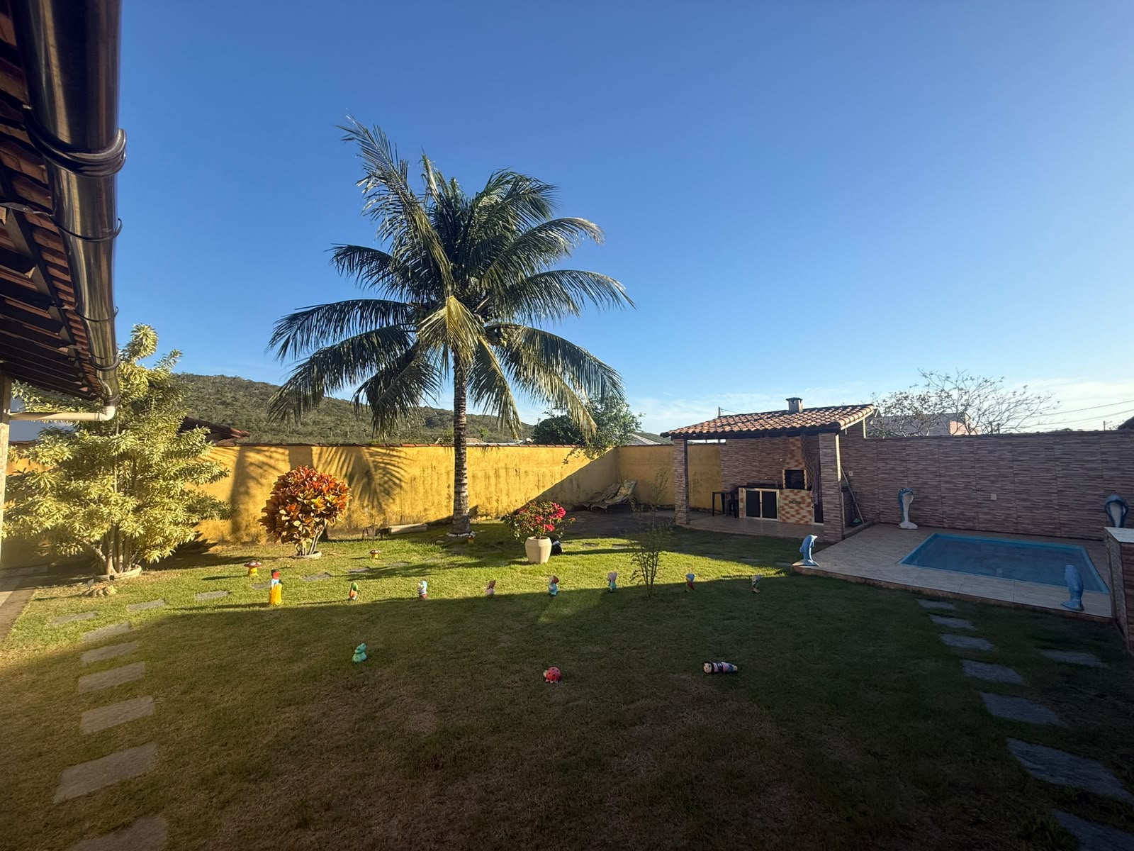 CASA À VENDA COM PISCINA POR R$ 400.000