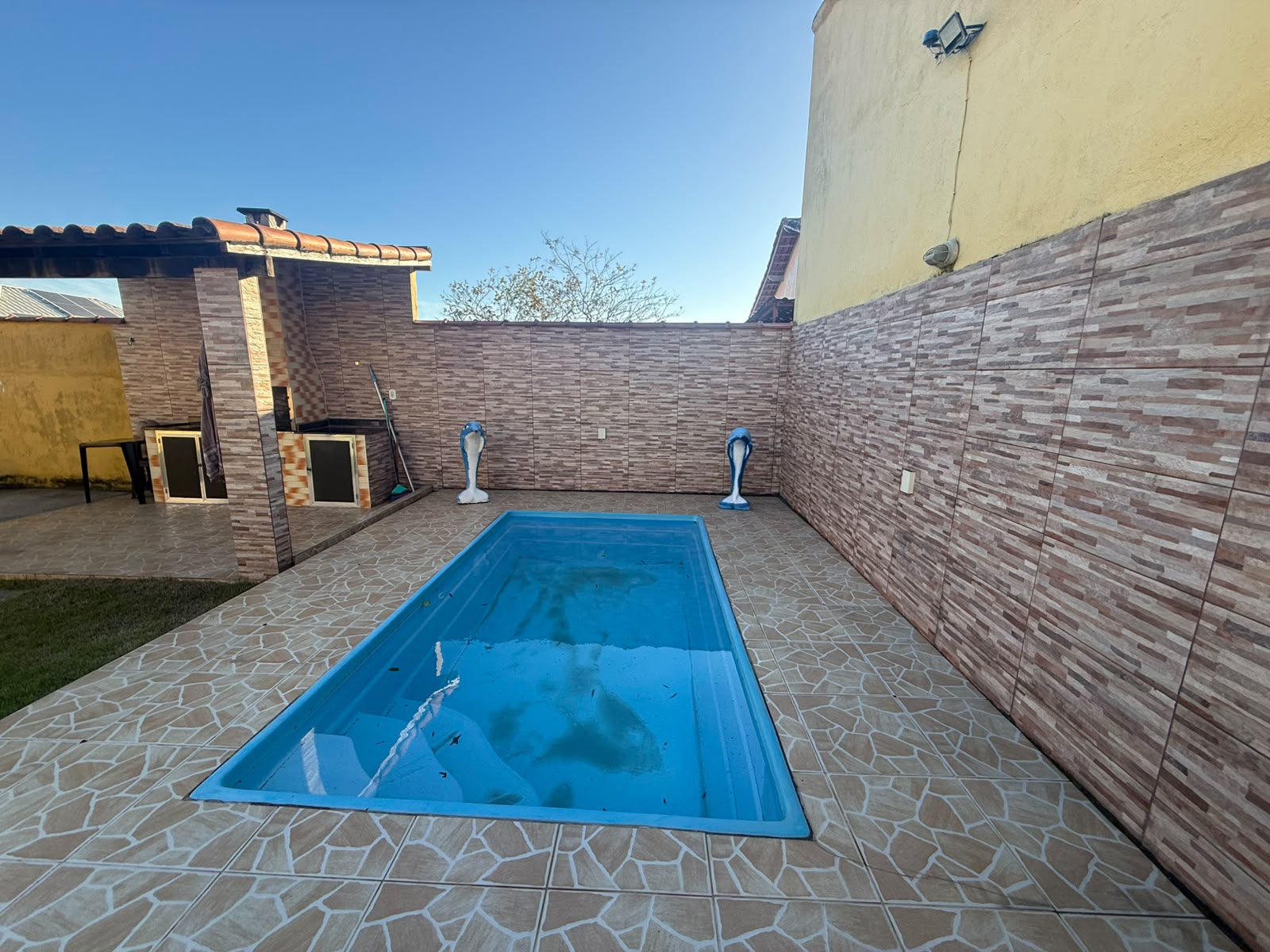 CASA À VENDA COM PISCINA POR R$ 400.000